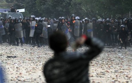  ... Least 4 Dead as New Clashes Erupt in Cairos Tahrir Square - Naharnet